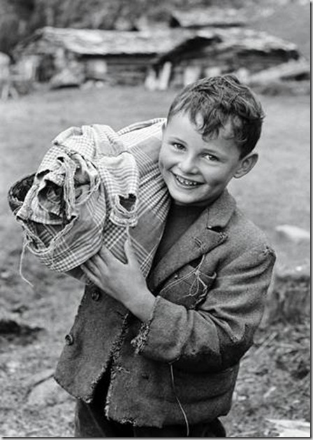 OLTRE IL MURO ARTE e FOTOGRAFIA QUANDO I PRETI VESTIVANO DA PRETI E